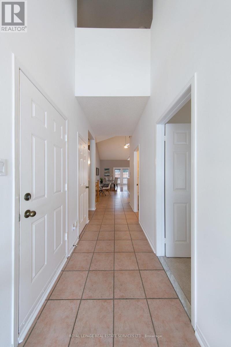 21 - 1010 Cristina Court, Mississauga, Ontario  L5J 4T7 - Photo 4 - W12511614