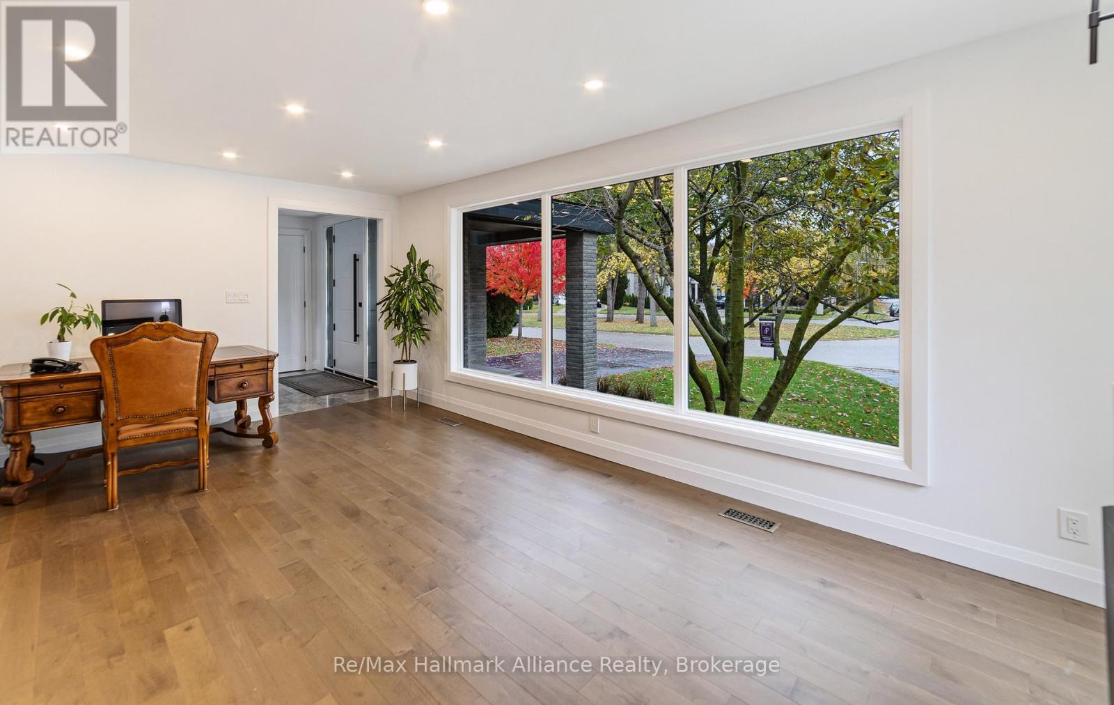 247 Willowridge Court, Oakville, Ontario  L6L 5J1 - Photo 6 - W12385351