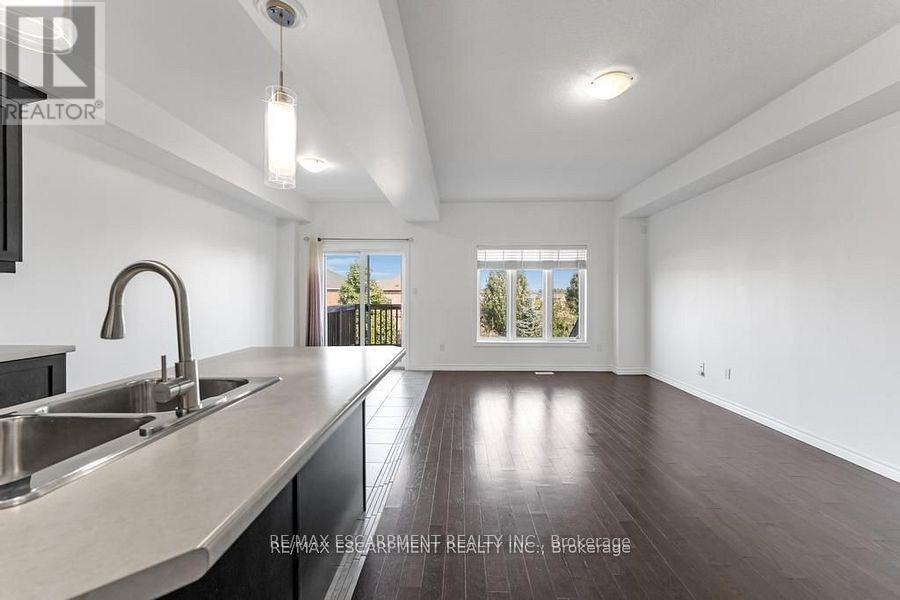 70 Vinton Road, Hamilton, Ontario  L9K 0G6 - Photo 7 - X12511532