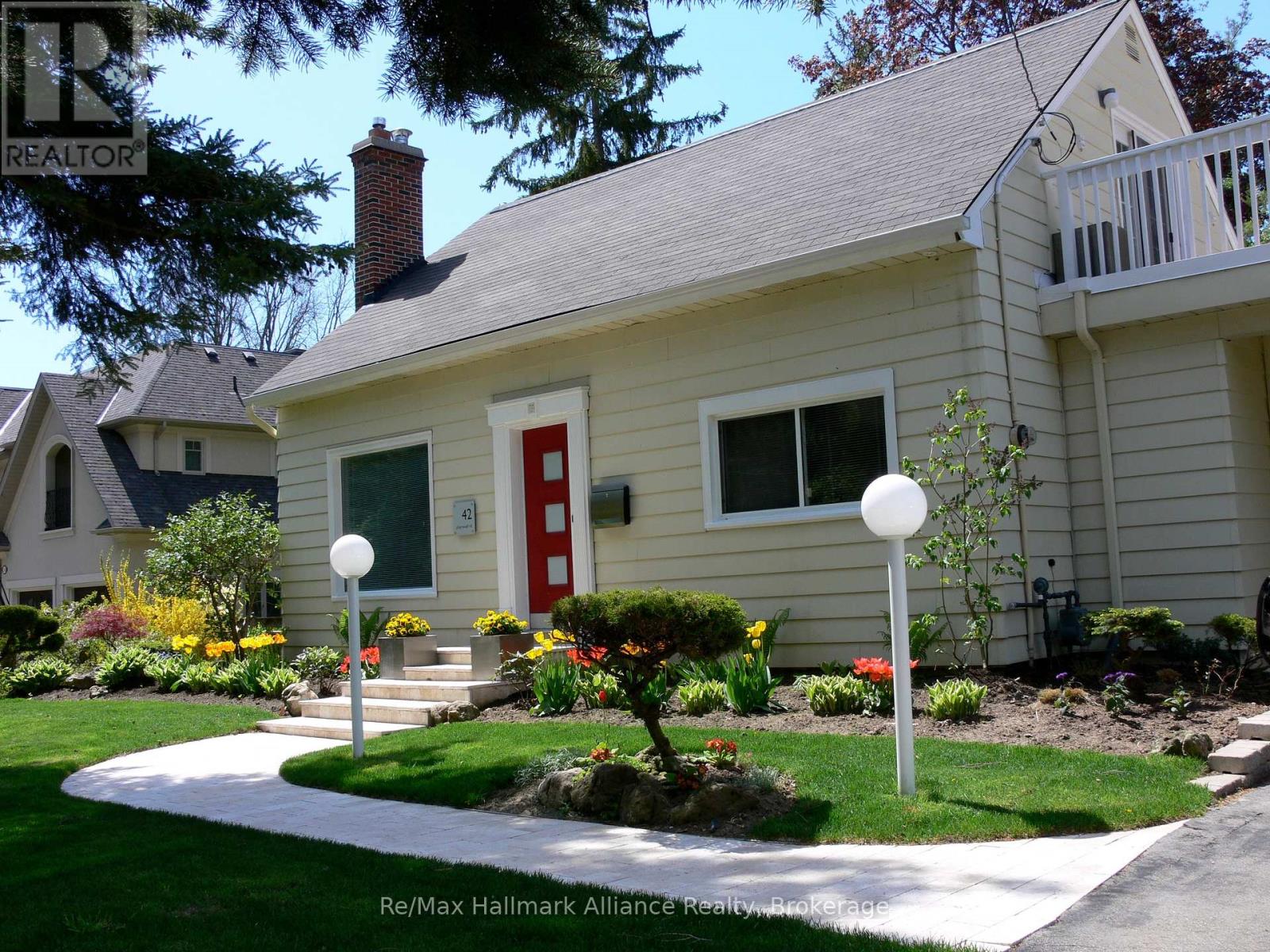 42 Chartwell Road, Oakville, Ontario  L6J 3Z4 - Photo 3 - W12512148