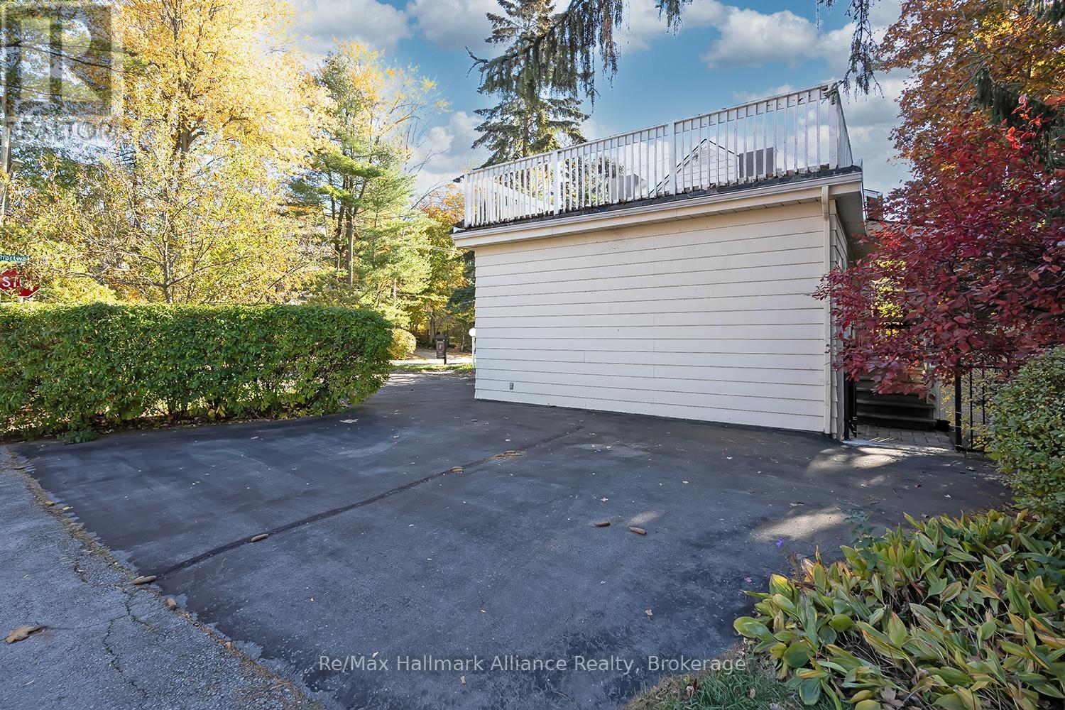 42 Chartwell Road, Oakville, Ontario  L6J 3Z4 - Photo 6 - W12512148