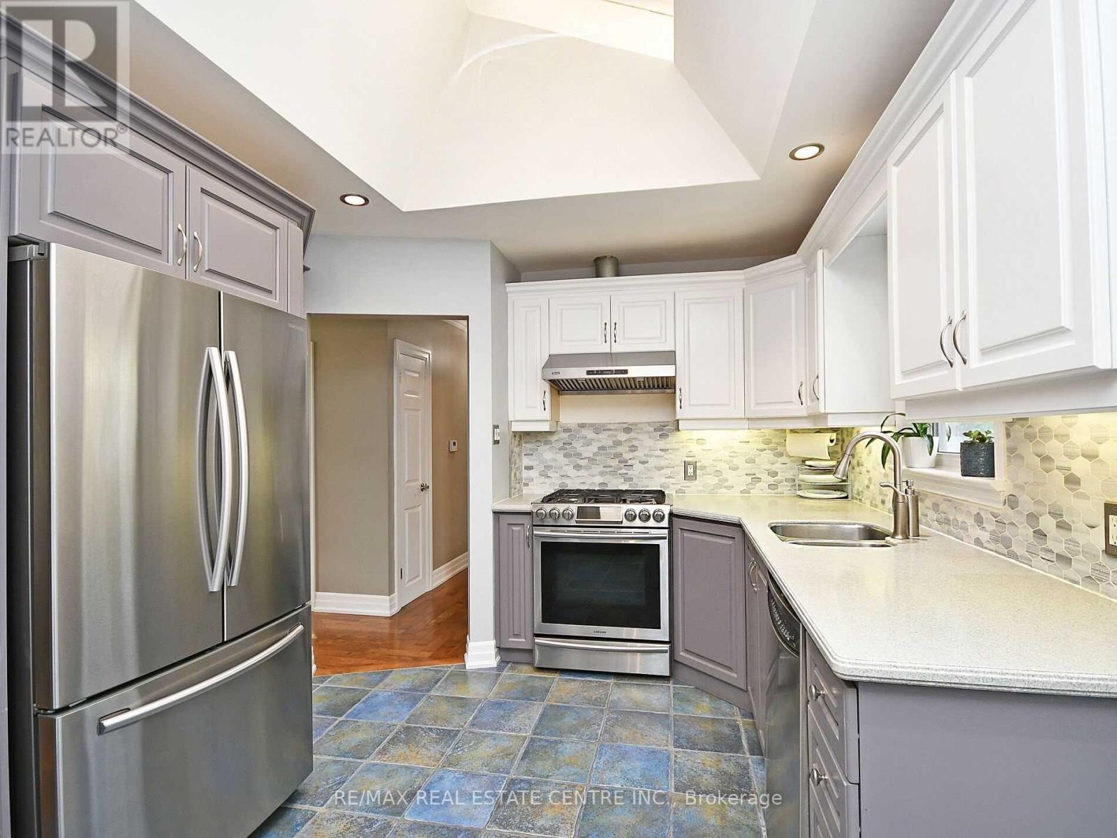 7 Lesbury Avenue, Brampton, Ontario  L6W 3A2 - Photo 5 - W12470550