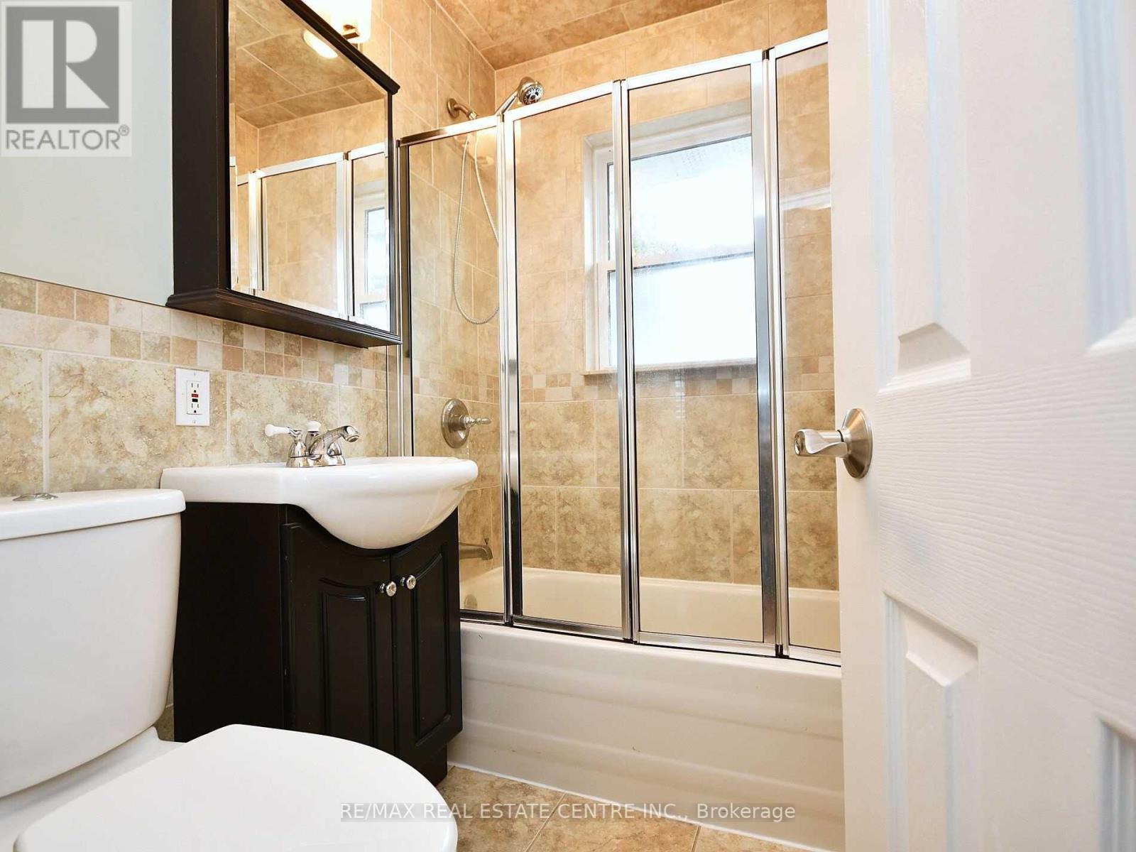 7 Lesbury Avenue, Brampton, Ontario  L6W 3A2 - Photo 9 - W12470550