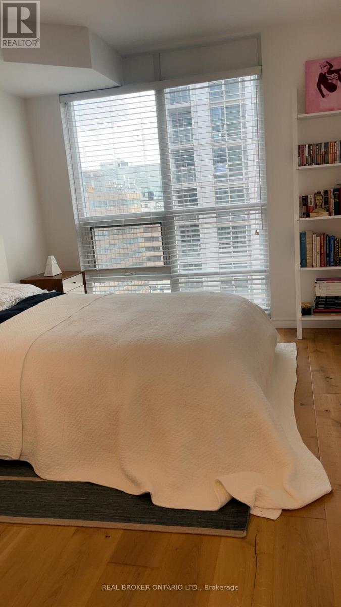 1213 - 761 Bay Street, Toronto, Ontario  M5G 2R2 - Photo 18 - C12511828