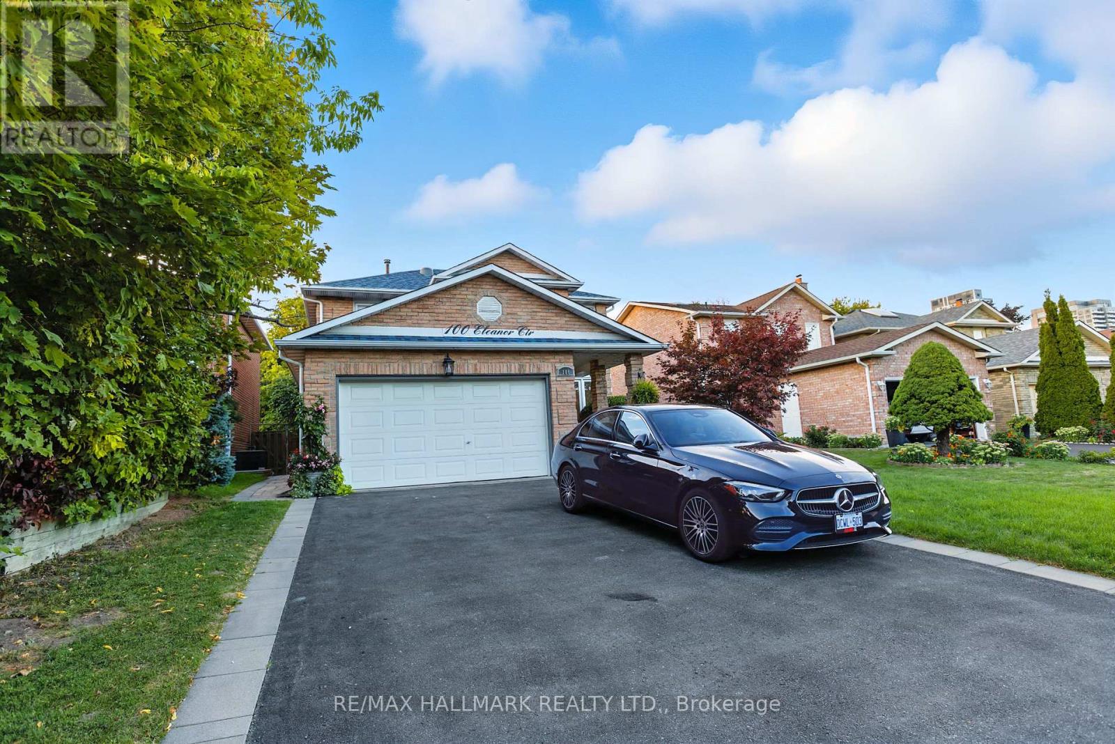 100 Eleanor Circle, Richmond Hill, Ontario  L4C 6K7 - Photo 2 - N12511798
