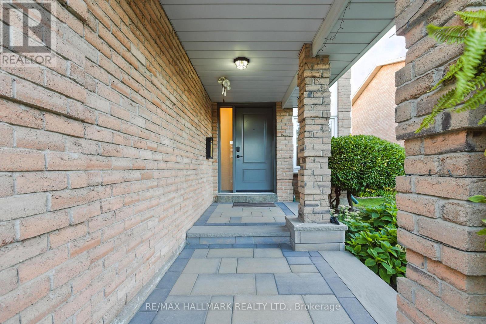 100 Eleanor Circle, Richmond Hill, Ontario  L4C 6K7 - Photo 4 - N12511798