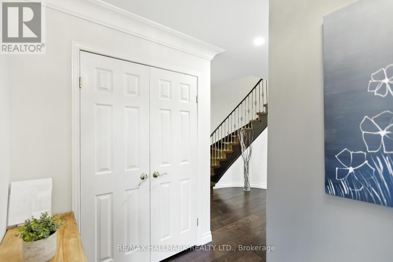 100 Eleanor Circle, Richmond Hill, Ontario  L4C 6K7 - Photo 7 - N12511798