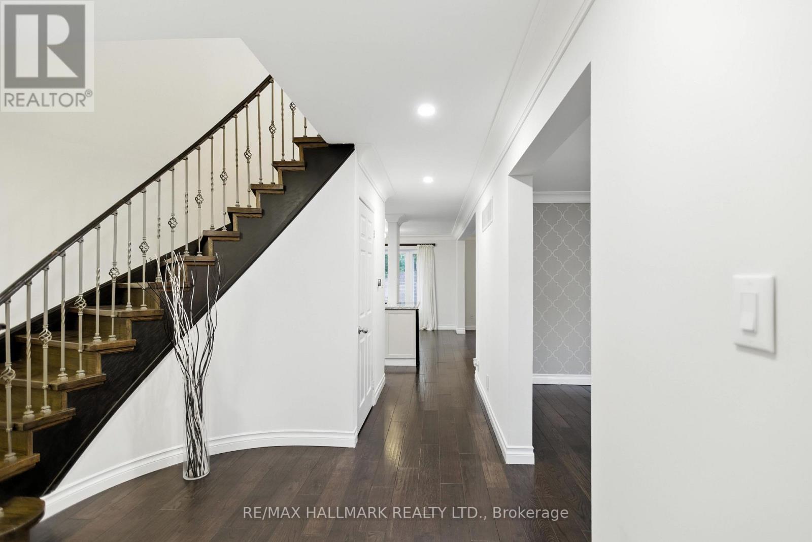 100 Eleanor Circle, Richmond Hill, Ontario  L4C 6K7 - Photo 9 - N12511798