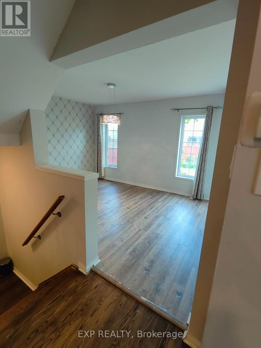 5919 Tampico Way, Mississauga, Ontario  L5M 6Z3 - Photo 3 - W12511676