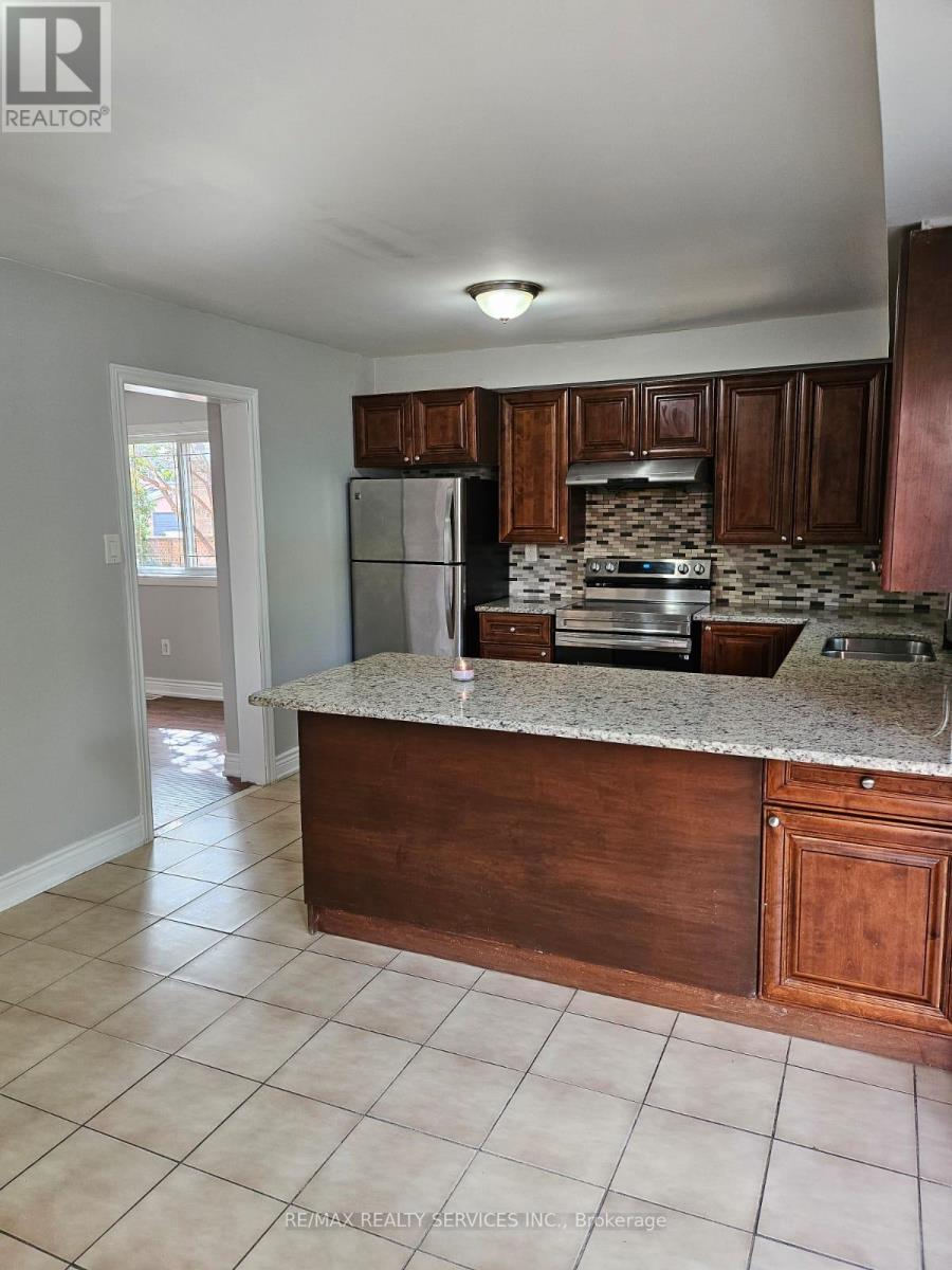 57 Blackmere Circle, Brampton, Ontario  L6W 4B9 - Photo 10 - W12511698