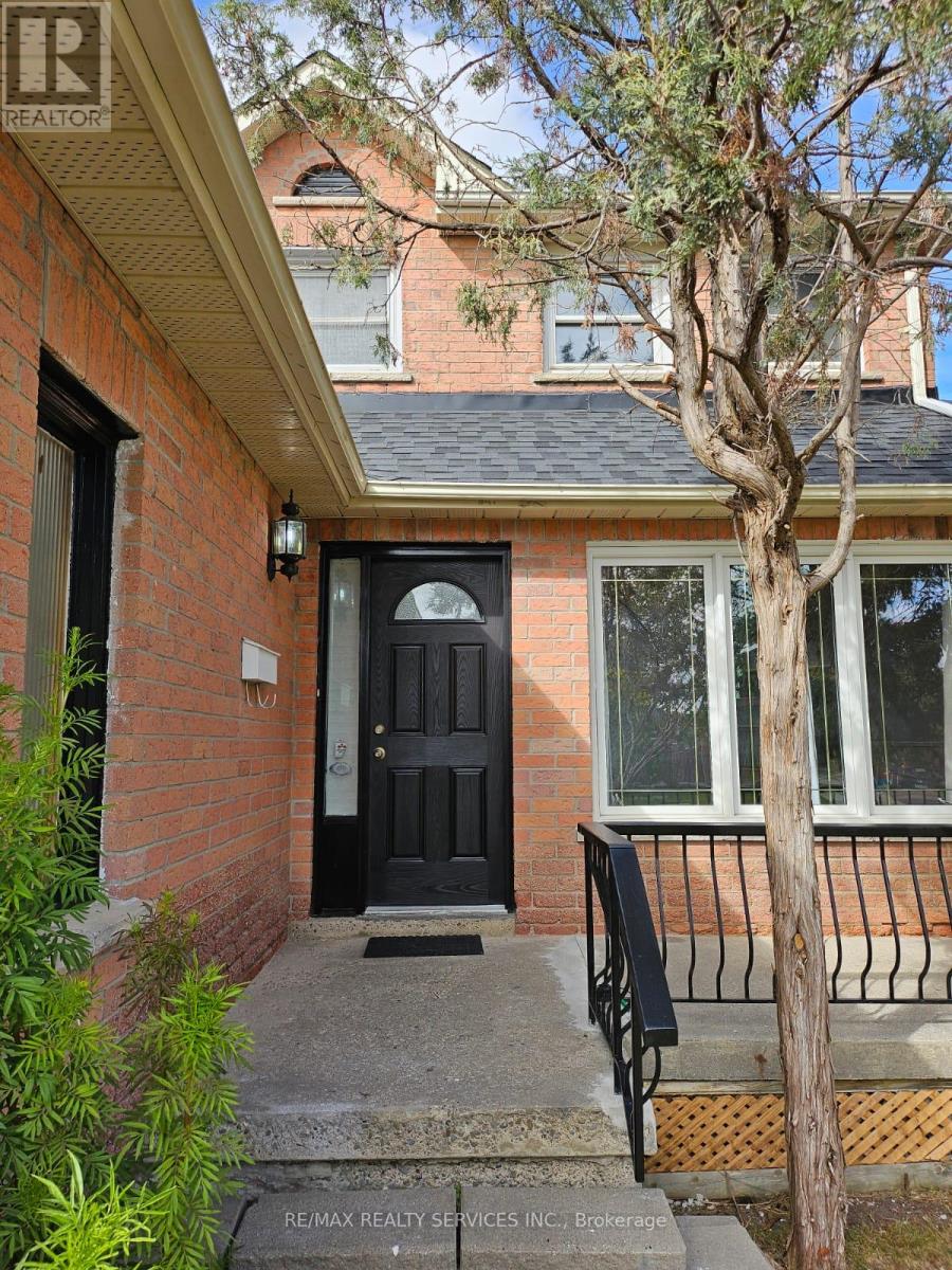 57 Blackmere Circle, Brampton, Ontario  L6W 4B9 - Photo 2 - W12511698