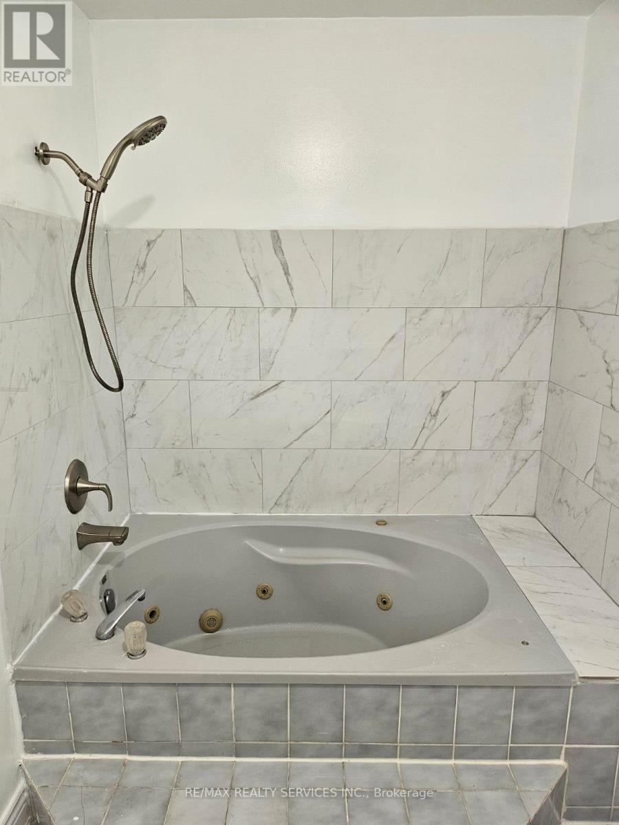 57 Blackmere Circle, Brampton, Ontario  L6W 4B9 - Photo 27 - W12511698