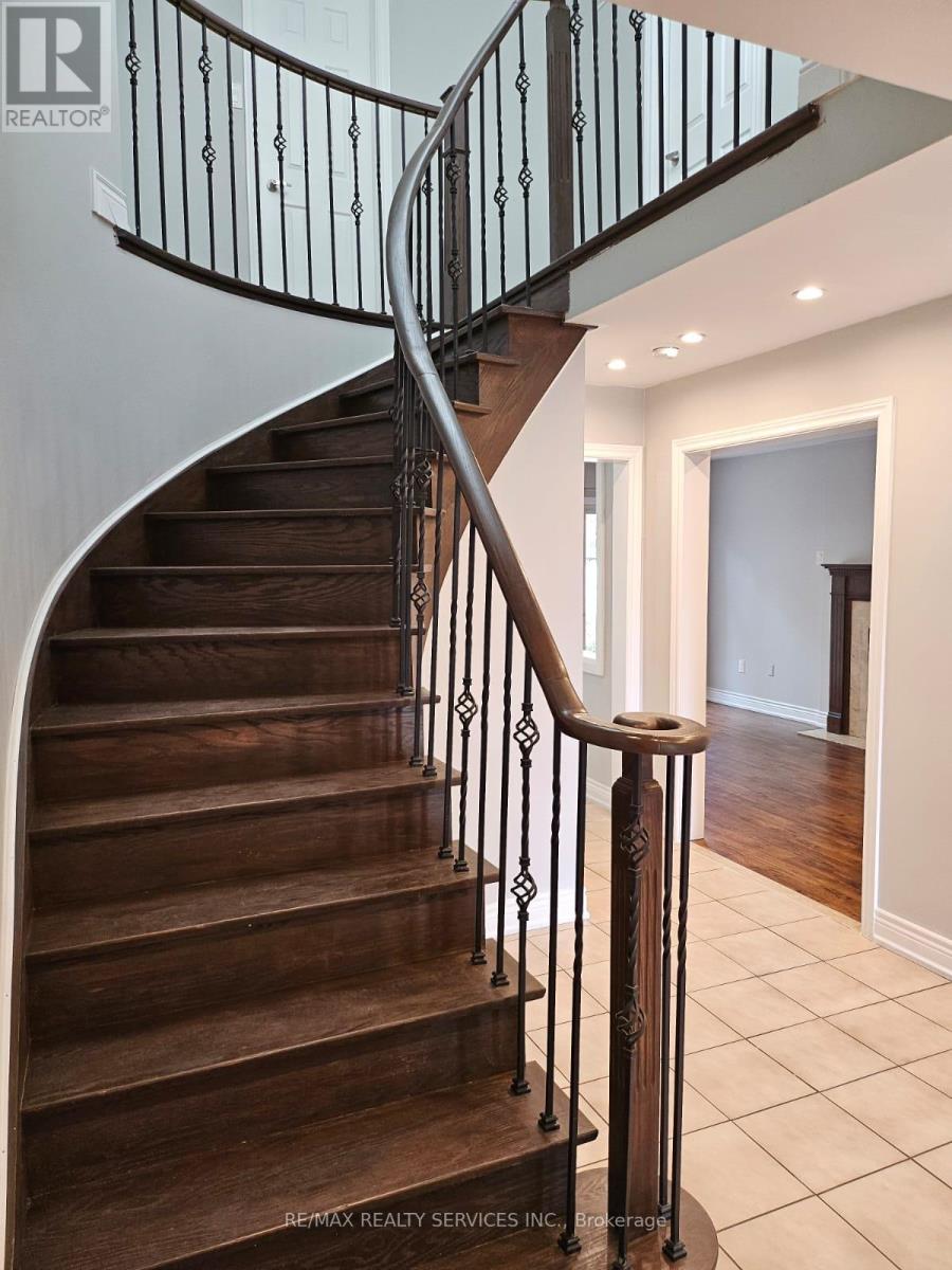 57 Blackmere Circle, Brampton, Ontario  L6W 4B9 - Photo 4 - W12511698