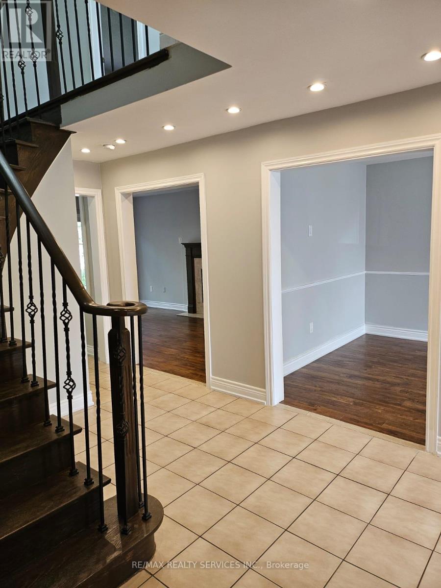 57 Blackmere Circle, Brampton, Ontario  L6W 4B9 - Photo 5 - W12511698