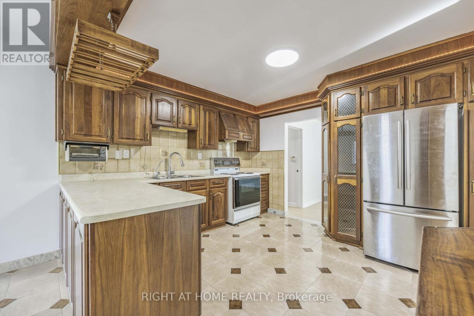 26 Dixfield Drive, Toronto, Ontario  M9C 4J1 - Photo 18 - W12511790