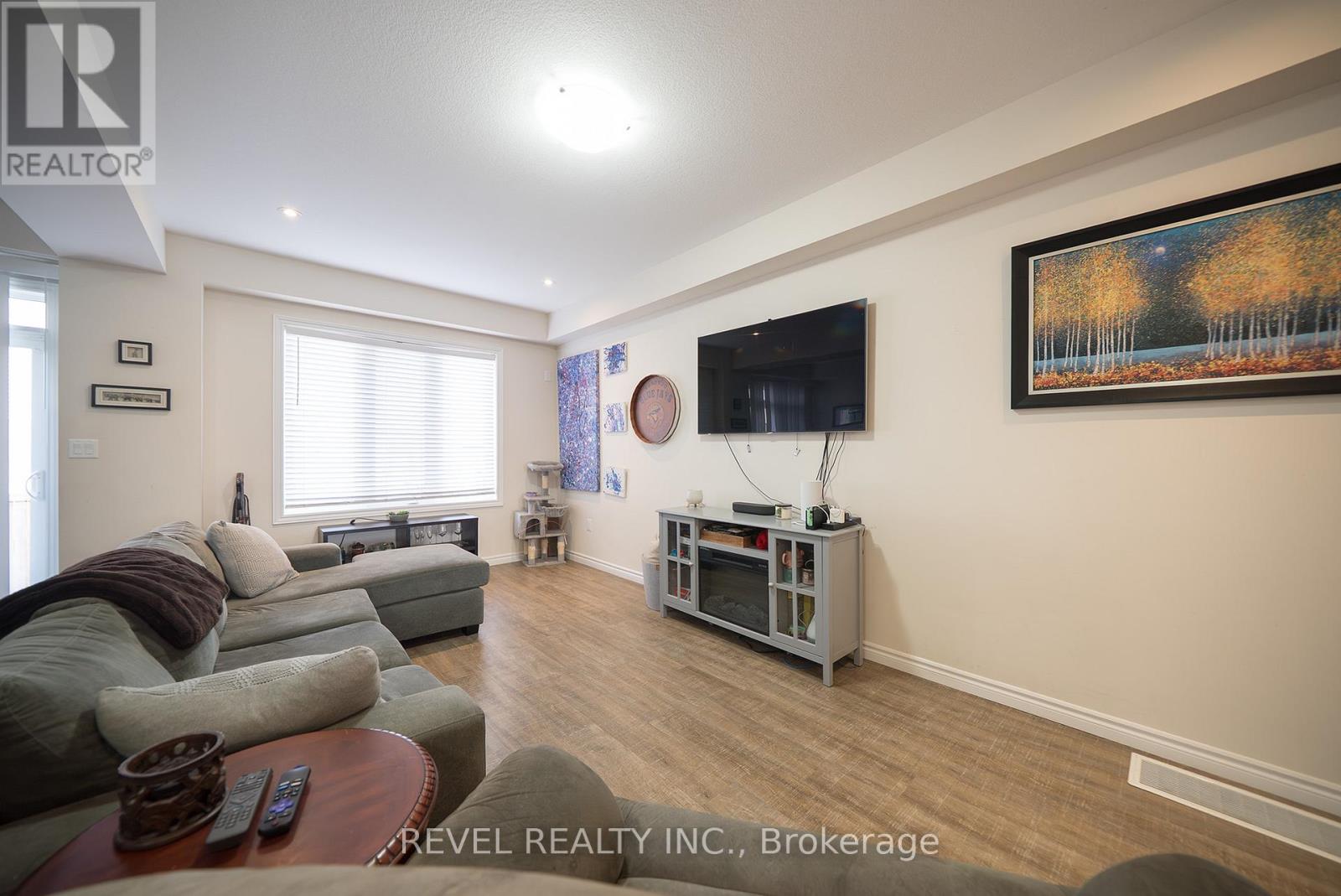 2b Vic Chambers Place, Brant, Ontario  N3L 0E7 - Photo 5 - X12511786