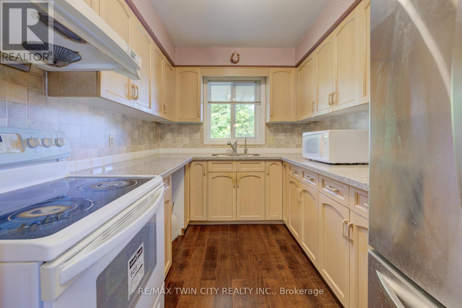 489 Northlake Drive, Waterloo, Ontario  N2V 1V5 - Photo 6 - X12511808