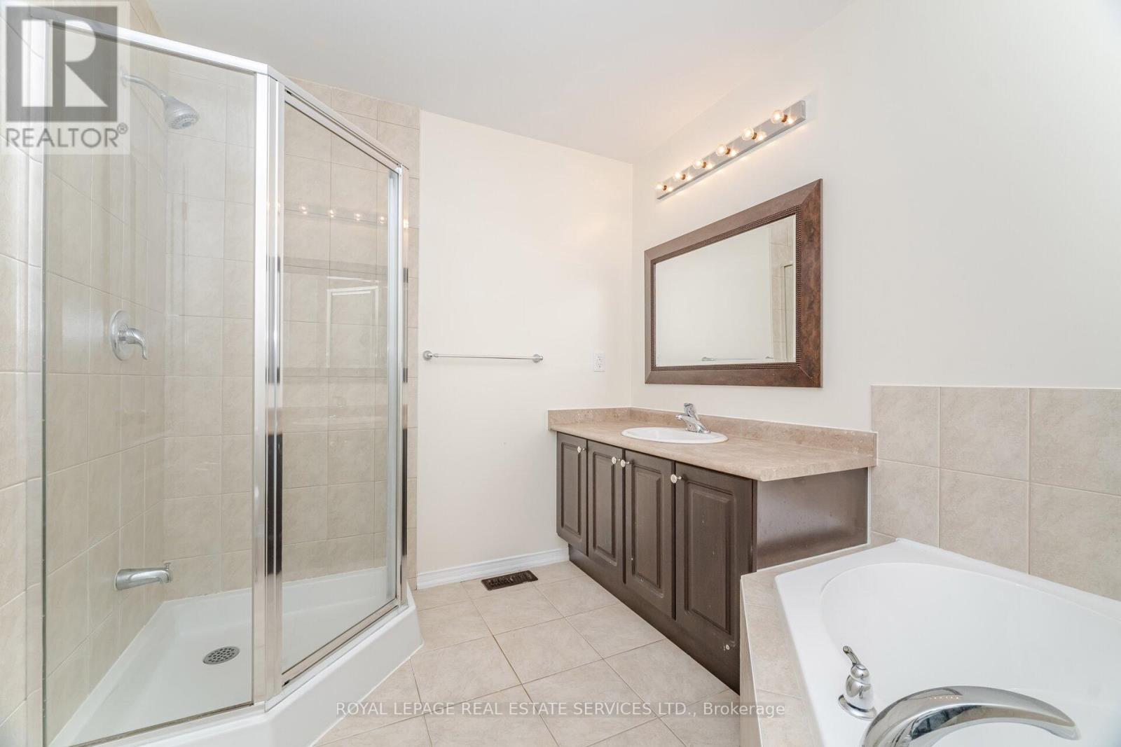 4 - 745 Farmstead Drive, Milton, Ontario  L9T 8B1 - Photo 31 - W12449135