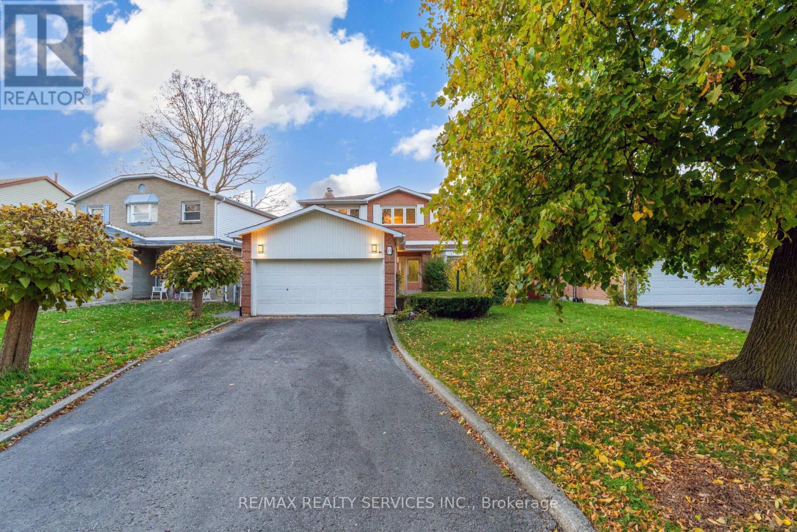 18 Mitchell Avenue, Brampton, Ontario  L6Z 1H3 - Photo 2 - W12511896