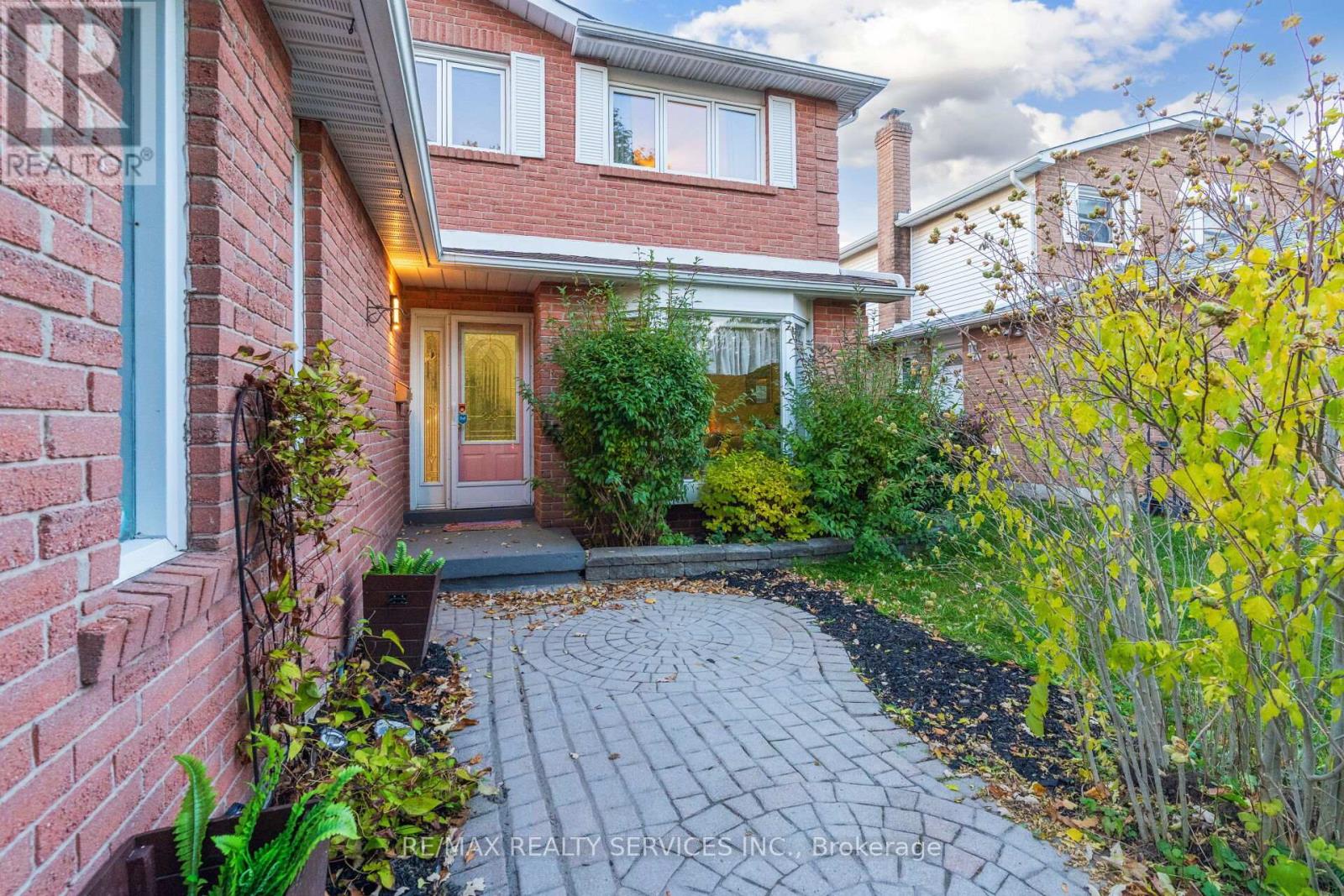 18 Mitchell Avenue, Brampton, Ontario  L6Z 1H3 - Photo 4 - W12511896