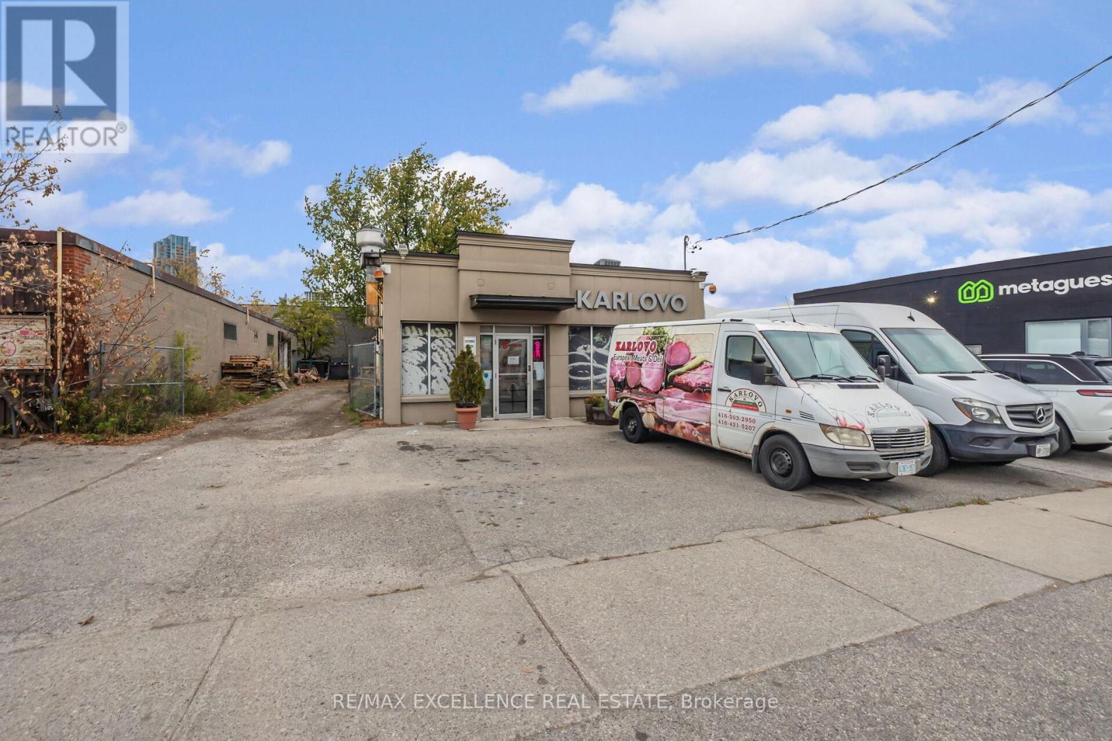 8 SIX POINT ROAD, Toronto, Ontario