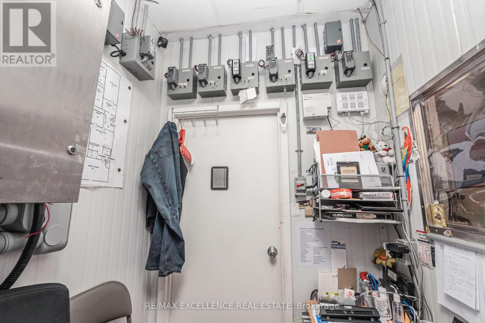 8 Six Point Road, Toronto, Ontario  M8Z 2W8 - Photo 35 - W12511930