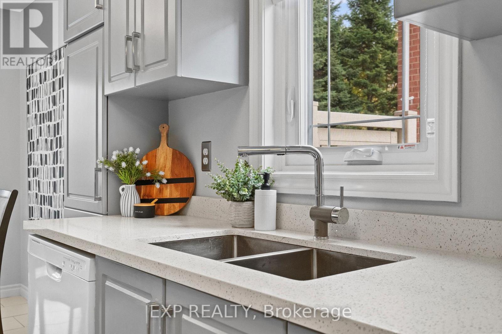 70 Pressed Brick Drive, Brampton, Ontario  L6V 4K4 - Photo 9 - W12511938