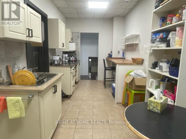 A & B - 30 Fordhouse Boulevard, Toronto, Ontario  M8Z 1M6 - Photo 11 - W12511992