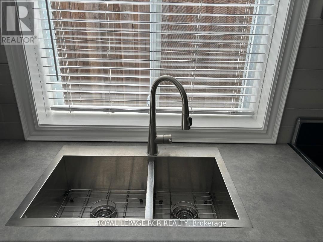 35 Sandringham Circle, Orangeville, Ontario  L9W 0A6 - Photo 3 - W12511998