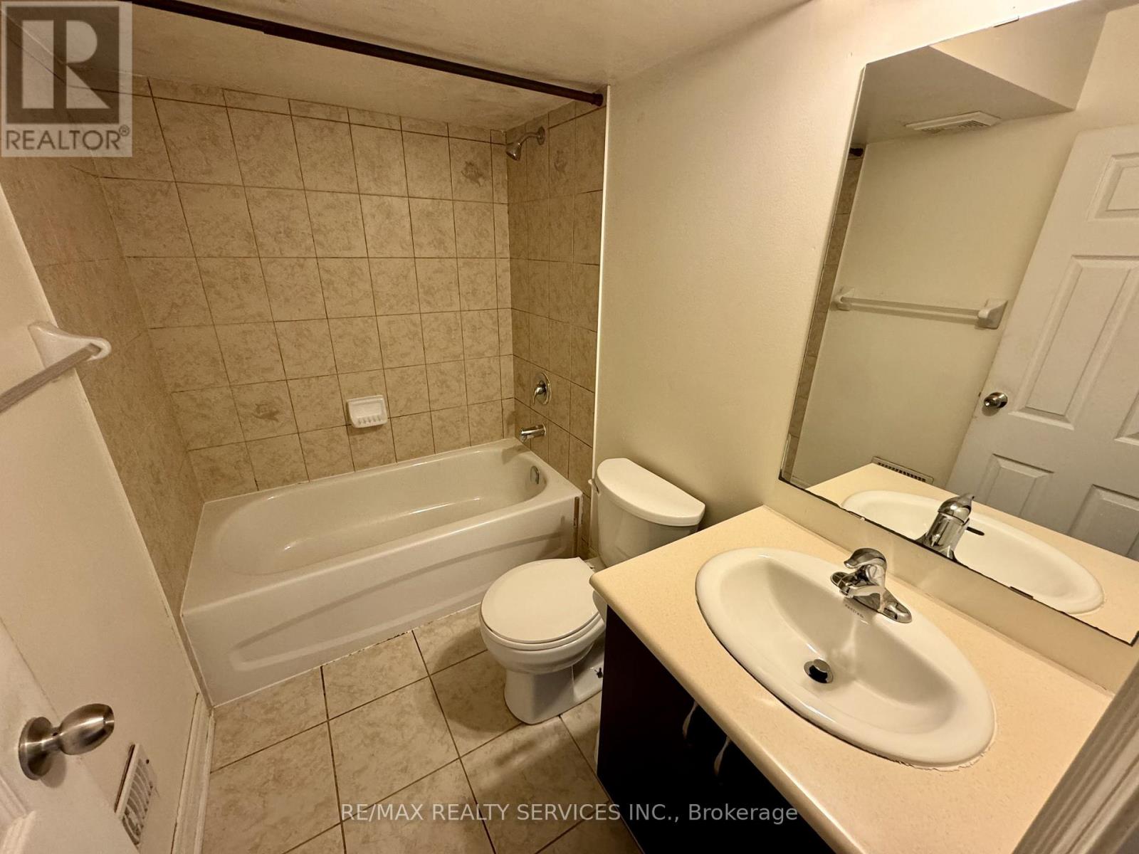 Bsmt - 203 Sussexvale Drive, Brampton, Ontario  L6R 0W2 - Photo 11 - W12512062