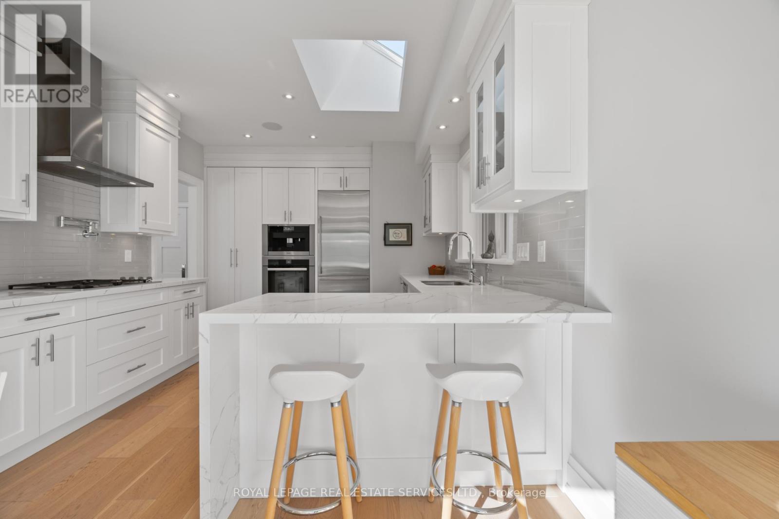 22 Fairmar Avenue, Toronto, Ontario  M8Y 2C8 - Photo 8 - W12512108