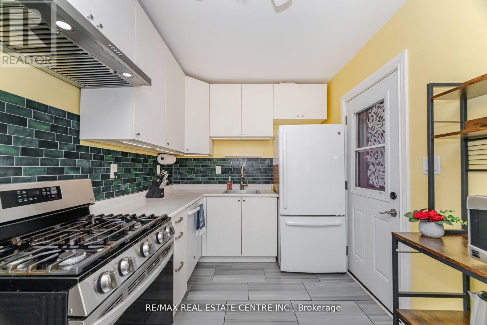 19 Seneca Drive, Kitchener, Ontario  N2M 3H1 - Photo 17 - X12512142