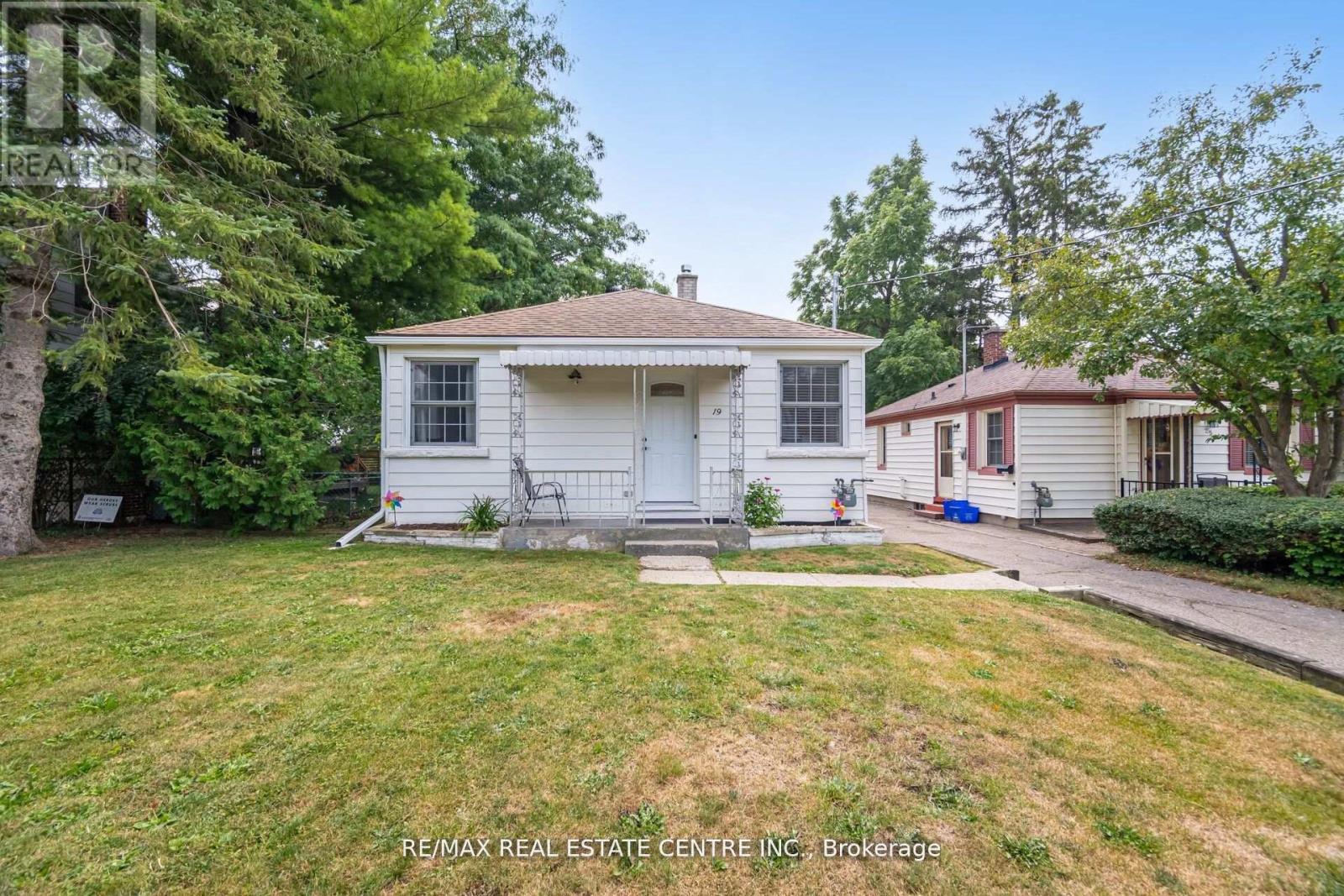 19 Seneca Drive, Kitchener, Ontario  N2M 3H1 - Photo 2 - X12512142