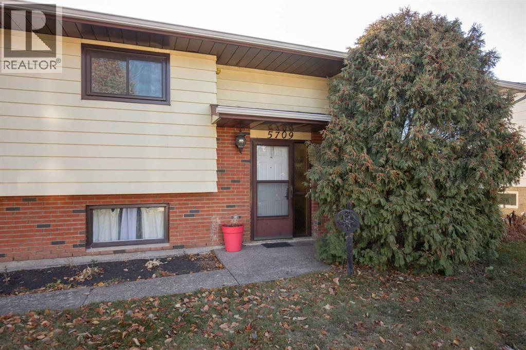 5709 55th Avenue, Lacombe, Alberta  T4L 1L8 - Photo 2 - A2268686