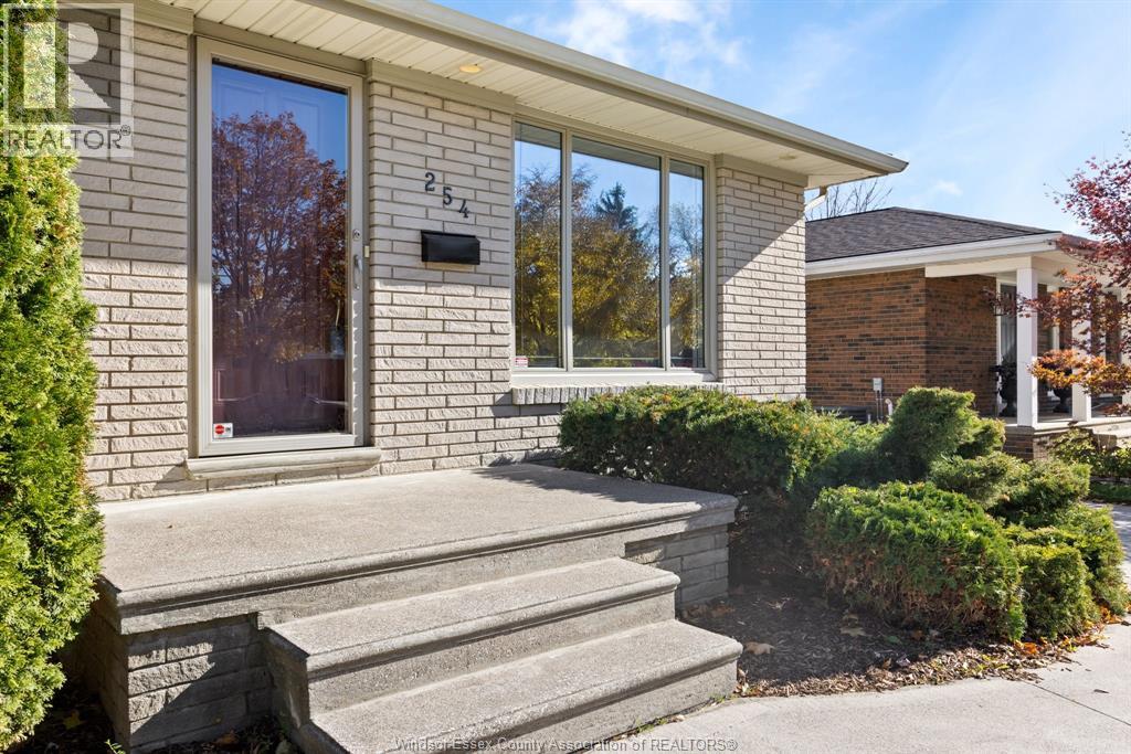 254 Grace, Tecumseh, Ontario N8N 2G7 - Photo 3 - 25028084