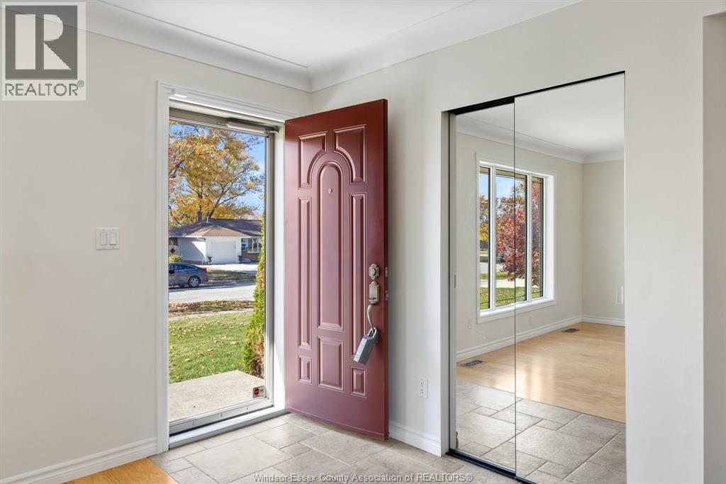 254 Grace, Tecumseh, Ontario N8N 2G7 - Photo 4 - 25028084