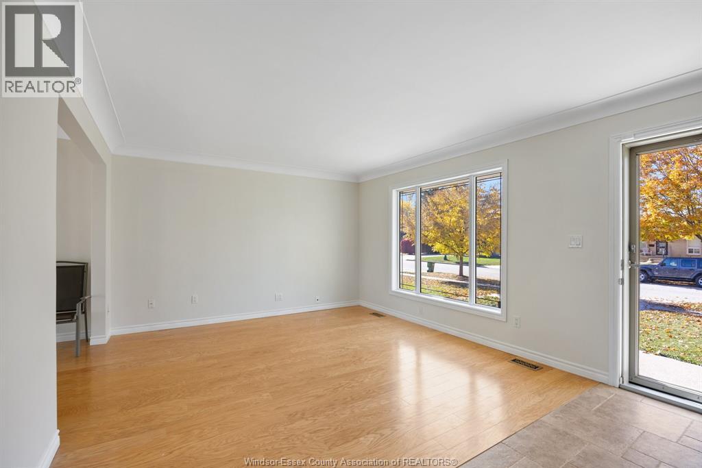 254 Grace, Tecumseh, Ontario N8N 2G7 - Photo 6 - 25028084