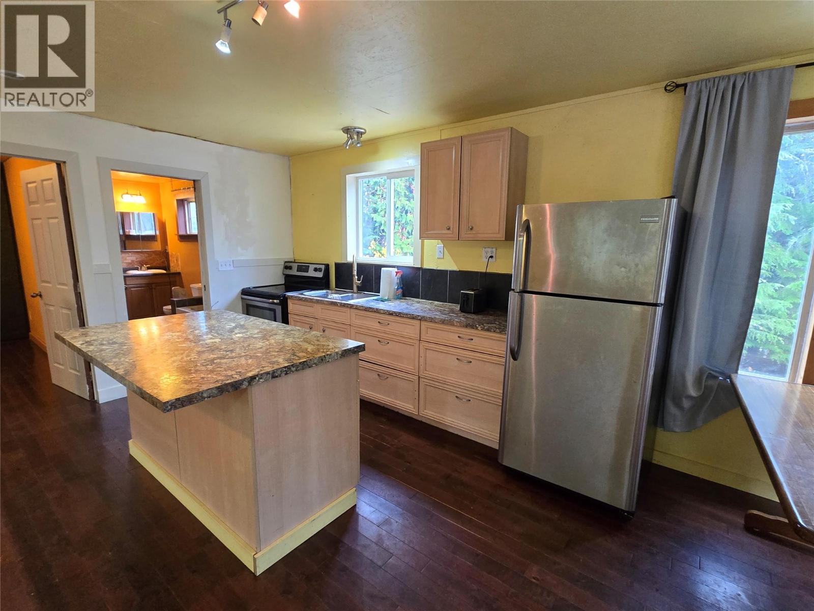 6654 Zeeben Road, Ymir, British Columbia  V0G 2K0 - Photo 6 - 10367282