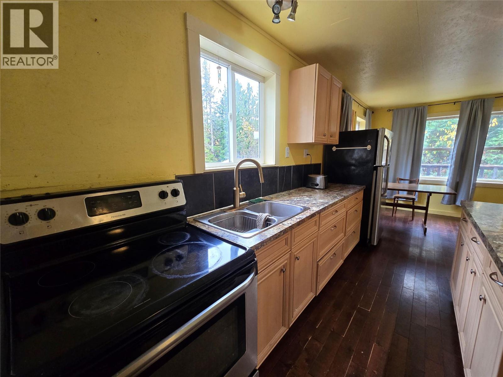 6654 Zeeben Road, Ymir, British Columbia  V0G 2K0 - Photo 8 - 10367282