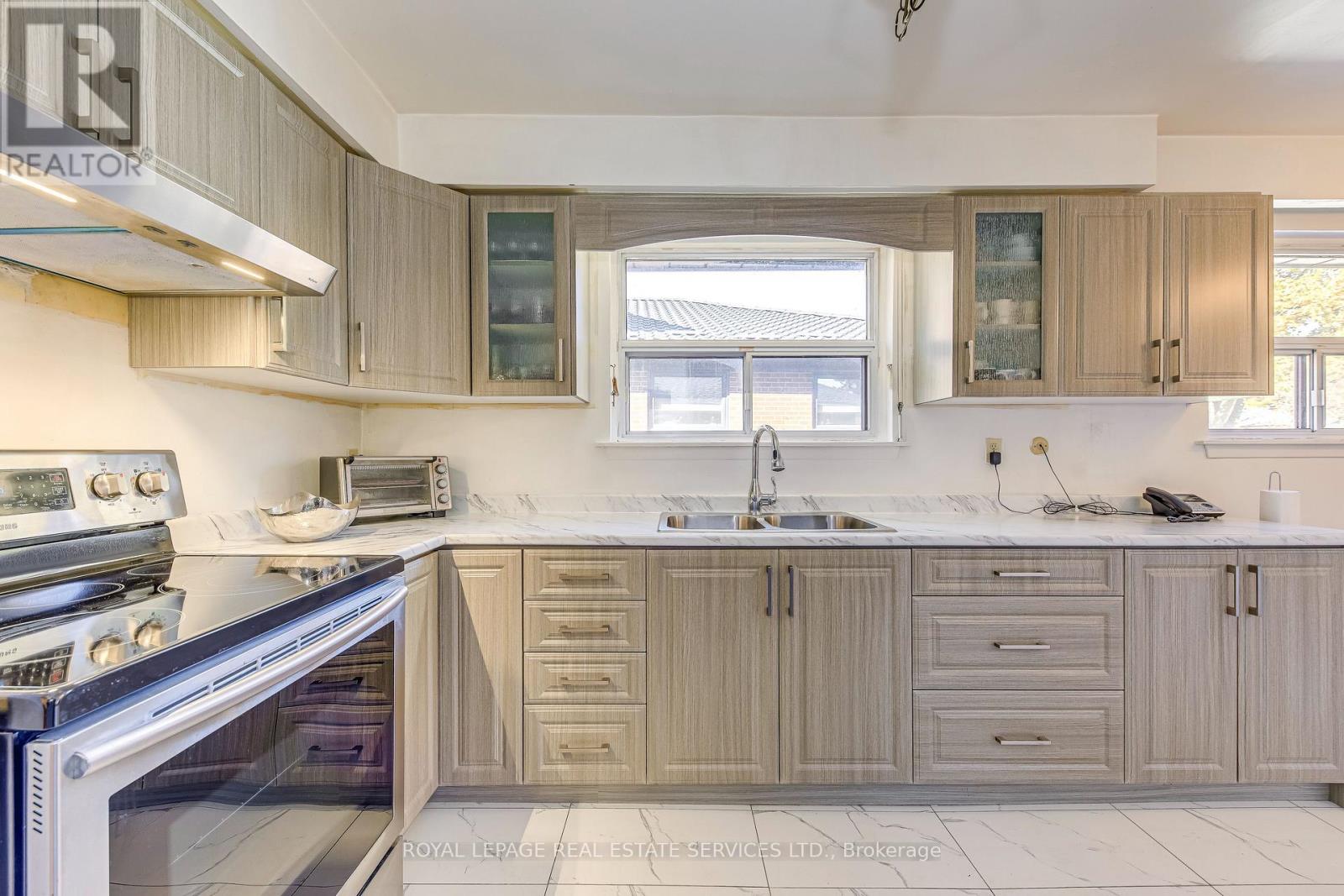 3196 Sunnyhill Drive, Mississauga, Ontario L4X 2K4 - Photo 12 - W12508722