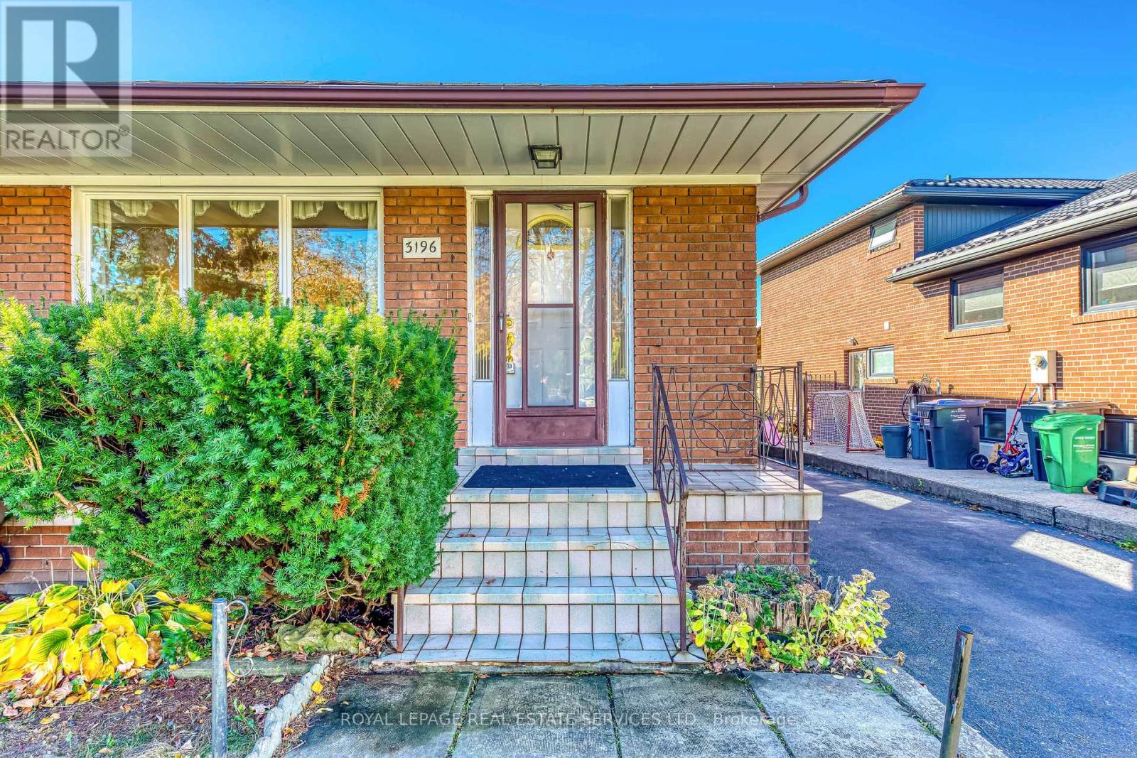 3196 Sunnyhill Drive, Mississauga, Ontario L4X 2K4 - Photo 2 - W12508722