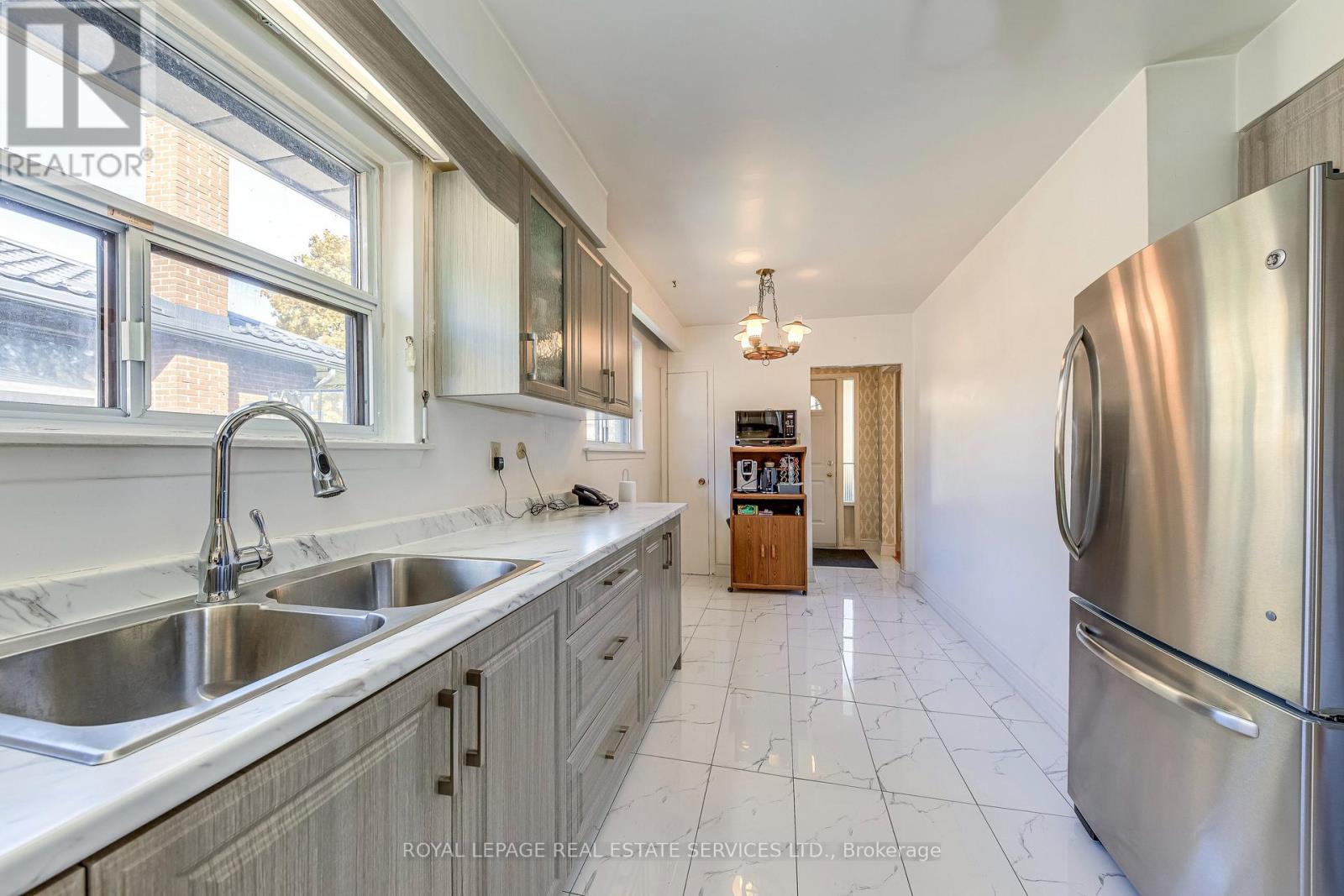 3196 Sunnyhill Drive, Mississauga, Ontario L4X 2K4 - Photo 14 - W12508722