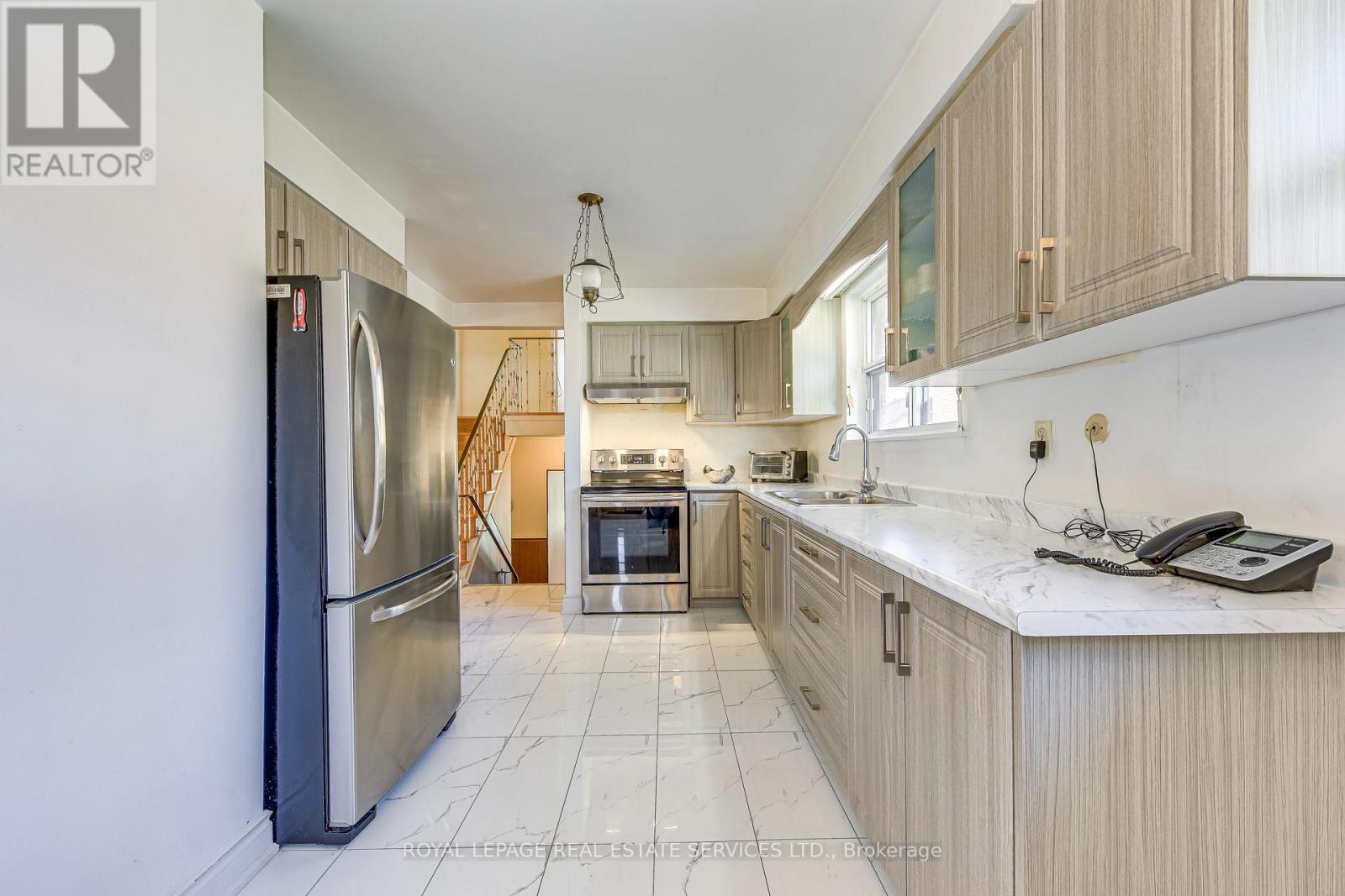 3196 Sunnyhill Drive, Mississauga, Ontario L4X 2K4 - Photo 13 - W12508722