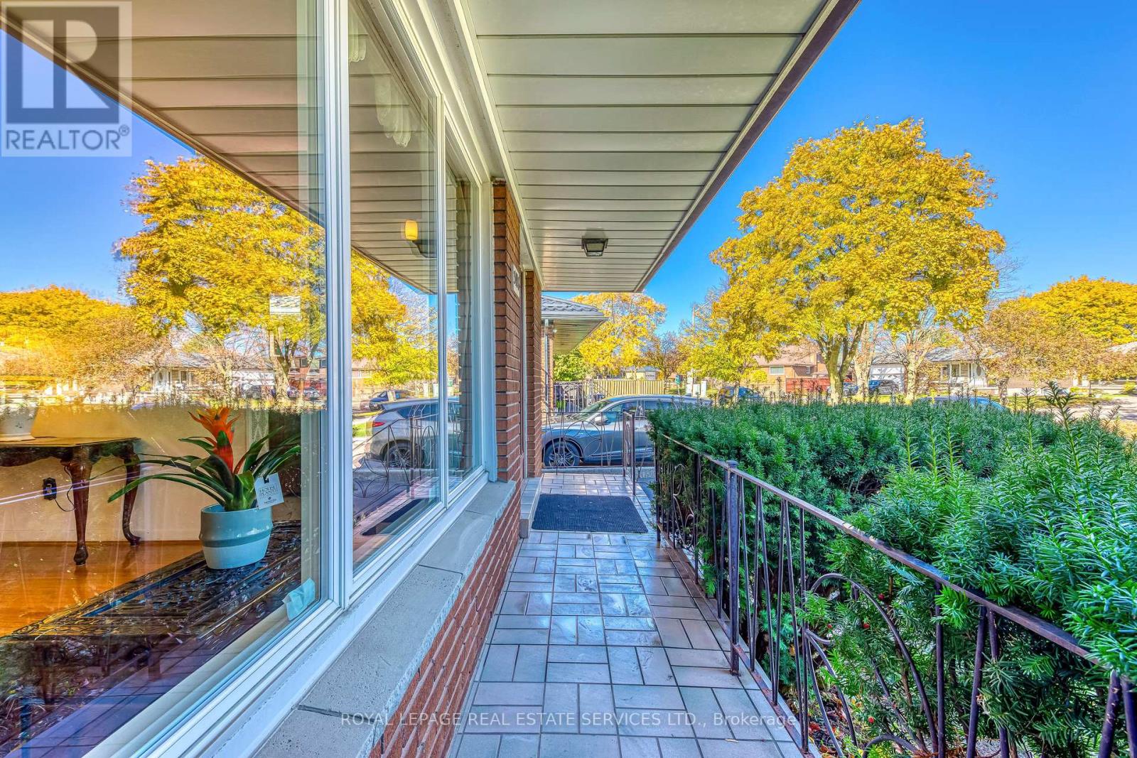 3196 Sunnyhill Drive, Mississauga, Ontario L4X 2K4 - Photo 3 - W12508722