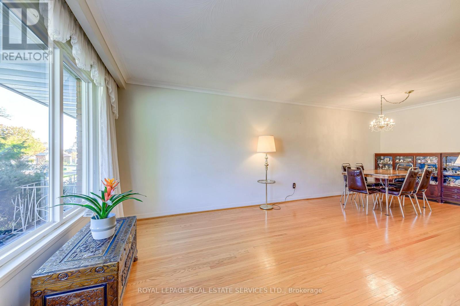 3196 Sunnyhill Drive, Mississauga, Ontario L4X 2K4 - Photo 5 - W12508722