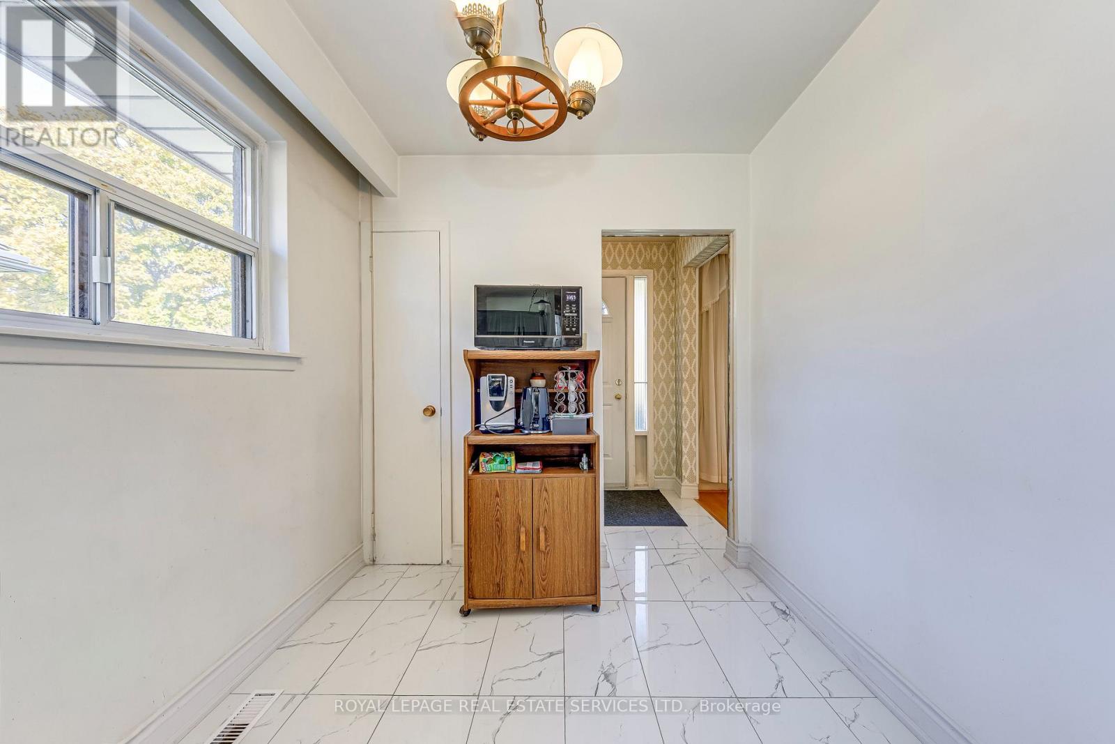 3196 Sunnyhill Drive, Mississauga, Ontario L4X 2K4 - Photo 15 - W12508722