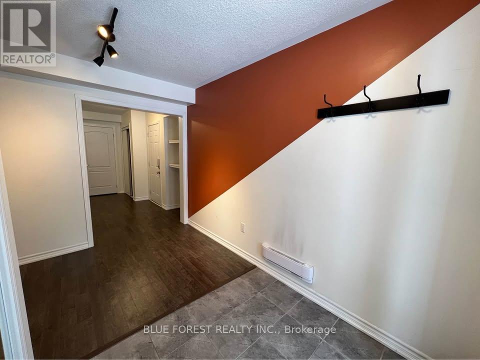 1537 Husband Place, Milton (Cl Clarke), Ontario  L9T 8X9 - Photo 3 - W12512438