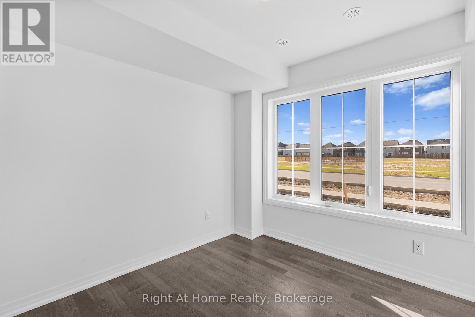 9 Lilac Lane, Thorold, Ontario  L0S 1K0 - Photo 5 - X12512394