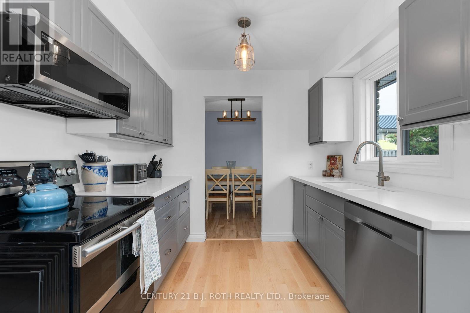 50 Belcourt Avenue, Barrie, Ontario  L4M 4E4 - Photo 5 - S12512258