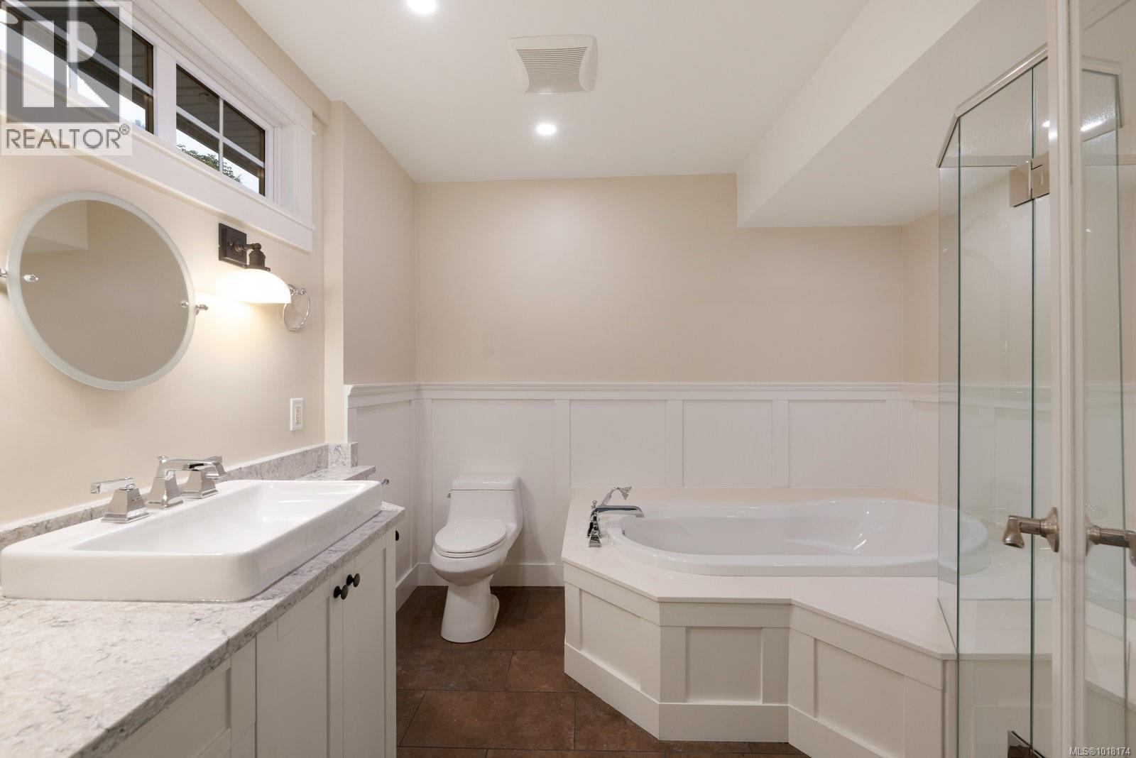 5055 Lochside Dr, Saanich, British Columbia  V8Y 2G1 - Photo 30 - 1018174